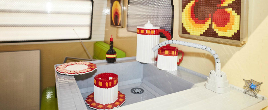 Isteria masinilor din LEGO continua. De aceasta data un VW T2 a fost recreat din celebrele piese Isteria masinilor din LEGO continua. De aceasta data un VW T2 a fost recreat din celebrele piese