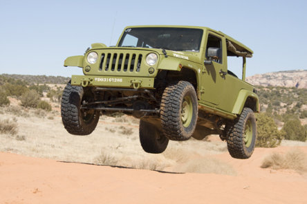 Jackpot: Politia Capitalei primeste un Jeep J8 Jackpot: Politia Capitalei primeste un Jeep J8
