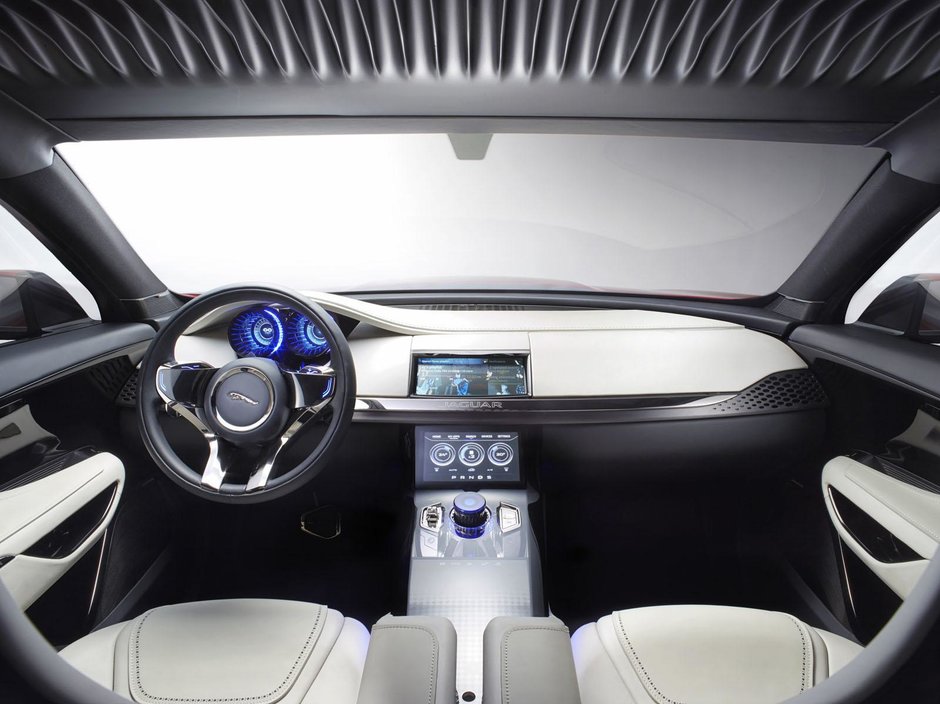 Jaguar C-X17 Concept in rosu