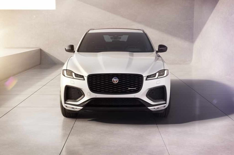 Jaguar F-Pace R-Dynamic Black si F-Pace SVR cu pachet Black