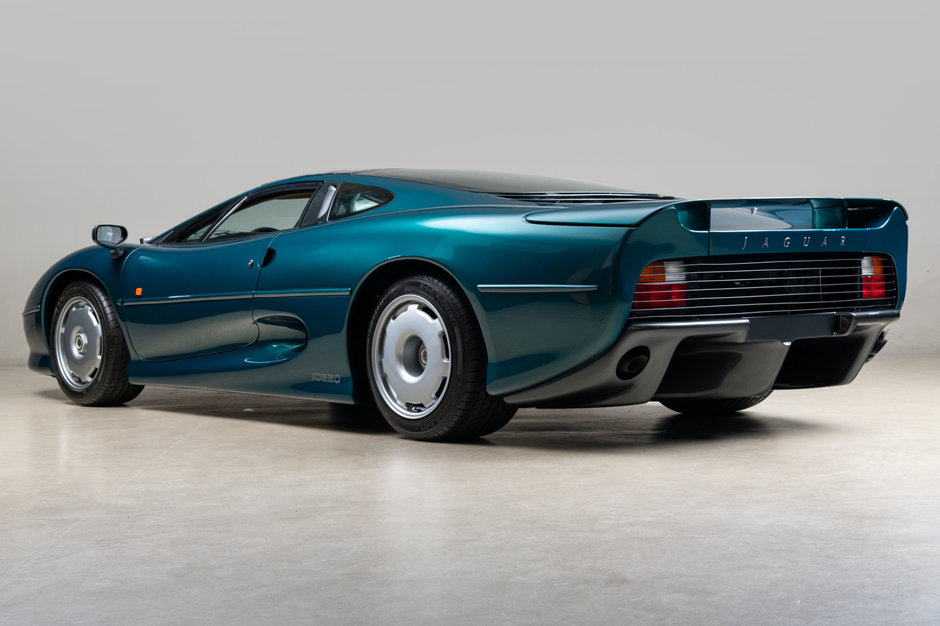 Jaguar XJ220 cu 26 de kilometri la bord