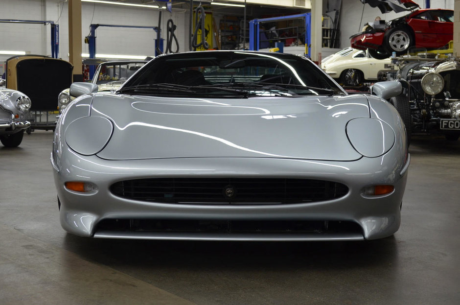 Jaguar XJ220 cu 5579 km la bord