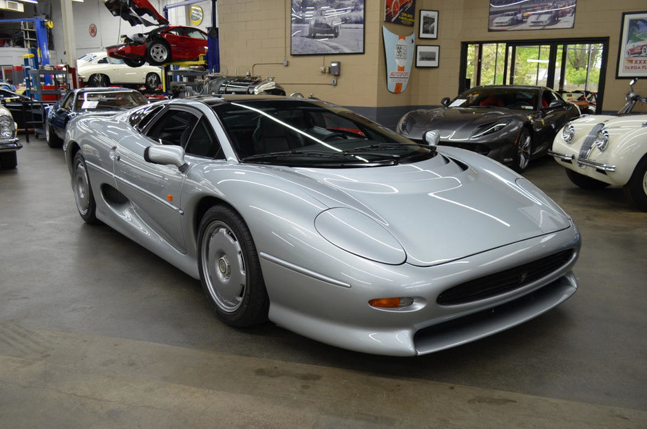 Jaguar XJ220 cu 5579 km la bord