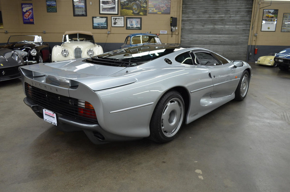 Jaguar XJ220 cu 5579 km la bord