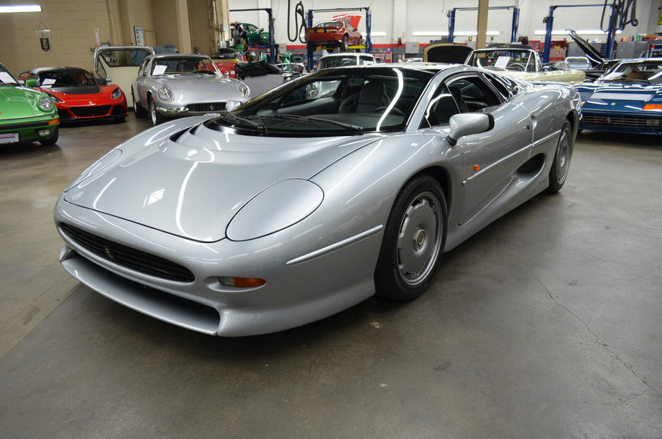 Jaguar XJ220 cu 5579 km la bord