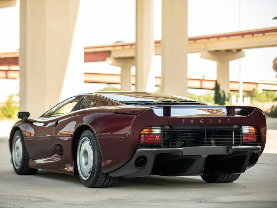 Jaguar XJ220 de vanzare