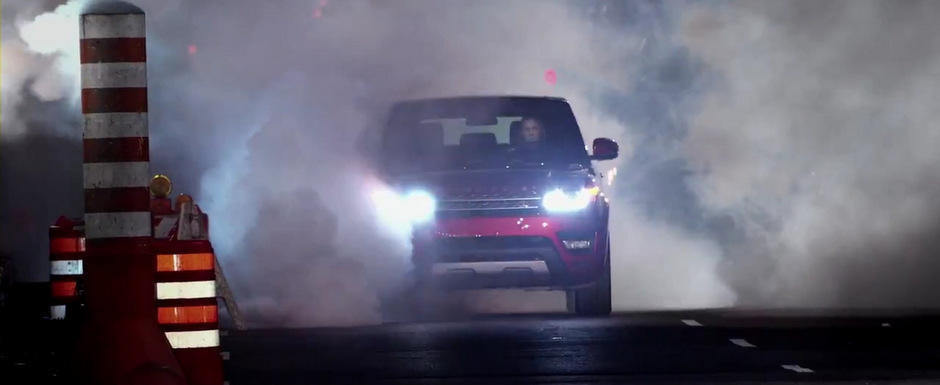 James Bond face o scurta plimbare la bordul noului Range Rover Sport