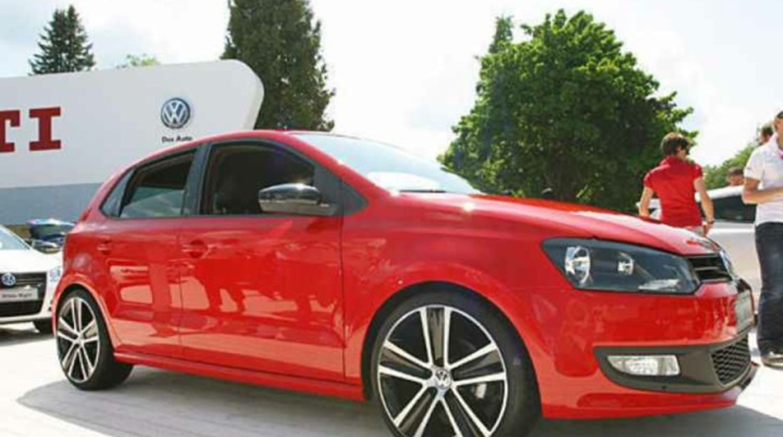 Polo Hatchback красный белые диски ралли