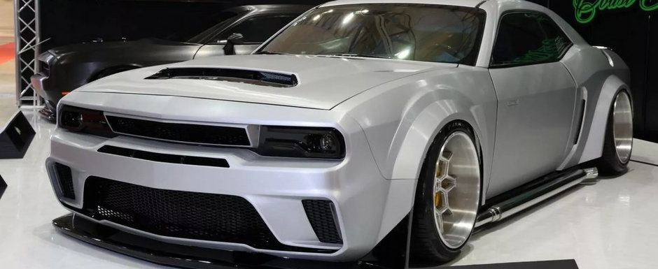 Japonezii au terminat de tunat ultimul Dodge Challenger cu motor pe benzina. Legendarul muscle car american a primit un wide body kit ca in NFS si usi cu deschidere inversa Japonezii au terminat de tunat ultimul Dodge Challenger cu motor pe benzina. Legendarul muscle car american a primit un wide body kit ca in NFS si usi cu deschidere inversa
