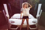 Jasmine Sanders si Lamborghini Aventador