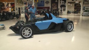 Jay Leno conduce o masina usoara si ciudata, numita Drakan Spyder