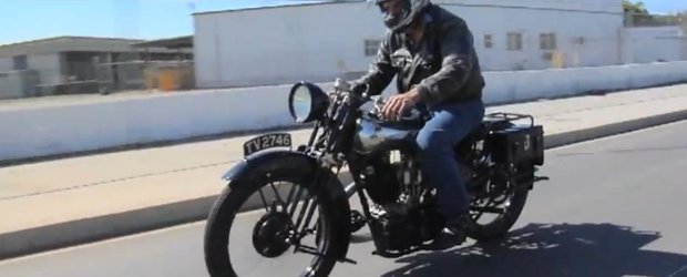 Jay Leno scoate la plimbare o motocicleta veche de 83 de ani