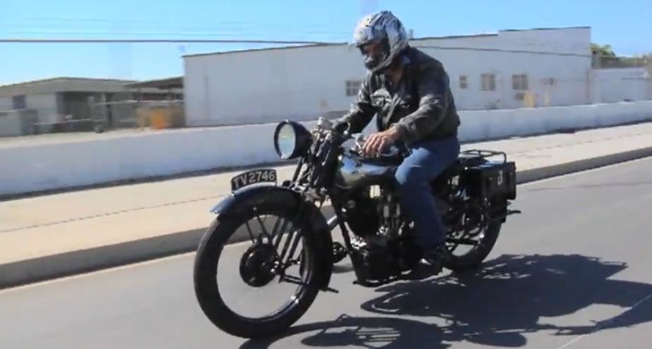 Jay Leno scoate la plimbare o motocicleta veche de 83 de ani