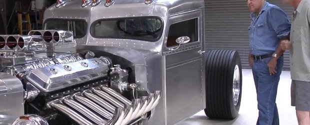 Jay Leno se plimba cu o camioneta custom, dotata cu un motor V12 diesel