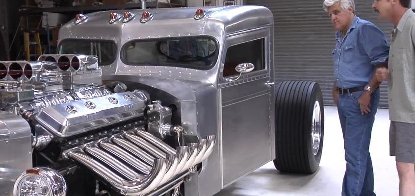 Jay Leno se plimba cu o camioneta custom, dotata cu un motor V12 diesel