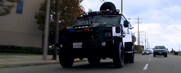 Jay Leno testeaza masina de interventie a celor de la SWAT