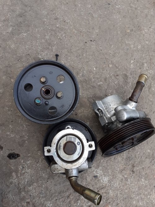 Jeep Cherokee KJ 2.5 / 2.8 POMPA SERVODIRECTIE + FULIE JEEP CHEROKEE 2.5 2.8 52088712AC 26092828 266...