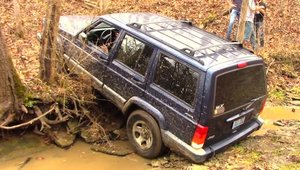 Jeep Cherokee vs. Toyota Land Cruiser: batalie amicala in padure, soldata cu un singur castigator