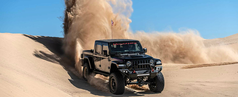 Jeep-ul cu 1000 de cai putere a cucerit desertul. Saritul peste dunele de nisip este sportul lui preferat