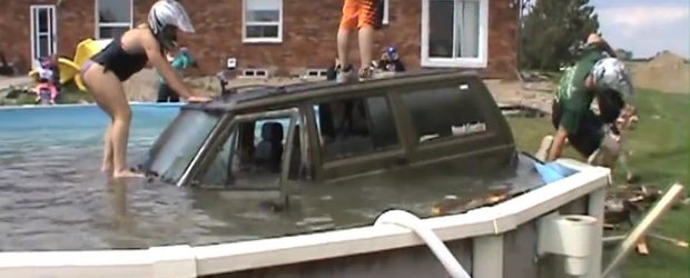 Jeep versus piscina. Vrea si fierul sa se racoreasca!