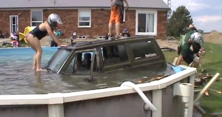 Jeep versus piscina. Vrea si fierul sa se racoreasca! Jeep versus piscina. Vrea si fierul sa se racoreasca!