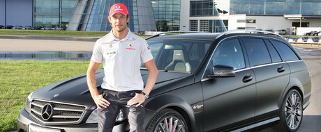 Jenson Button conduce un Mercedes special - AMG C63 DR 520