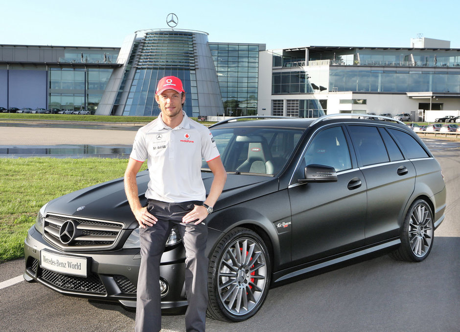 Jenson Button conduce un Mercedes special - AMG C63 DR 520