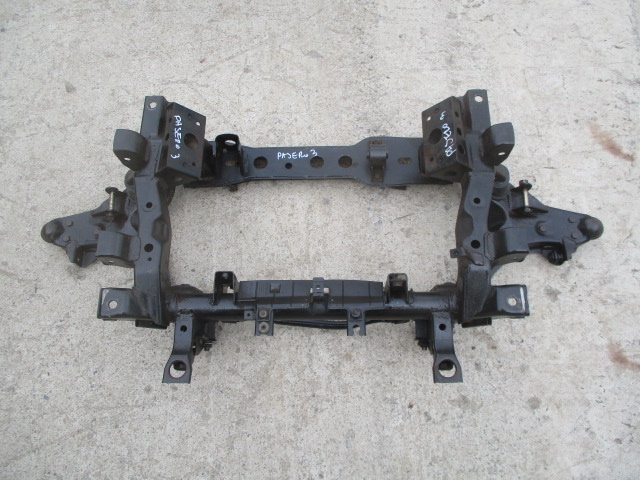 JUG / CADRU MOTOR / PUNTE FATA MITSUBISHI PAJERO SHOGUN III 3.2 DI-D FAB. 1999 – 2007 ⭐⭐⭐⭐⭐