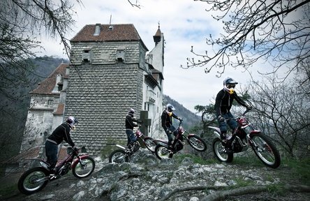 Julien Dupont si-a dat intalnire cu Dracula la Castelul Bran Julien Dupont si-a dat intalnire cu Dracula la Castelul Bran