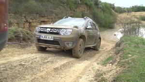 Jurnalistii englezi, probabil beti, compara Dacia Duster cu Mercedes G-Class, Toyota Land Cruiser si Land Rover Discovery