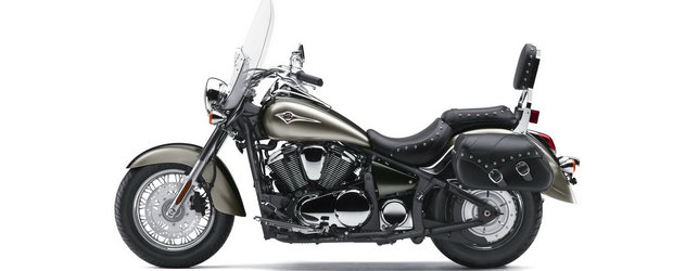 Kawasaki Vulcan 900 te indeamna sa te admiri in oglinzile vitrinelor