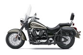 Kawasaki Vulcan 900 te indeamna sa te admiri in oglinzile vitrinelor