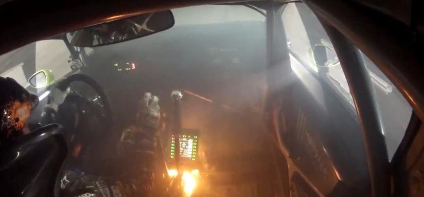 Ken Block alearga cu masina in flacari: nebunie curata! Ken Block alearga cu masina in flacari: nebunie curata!