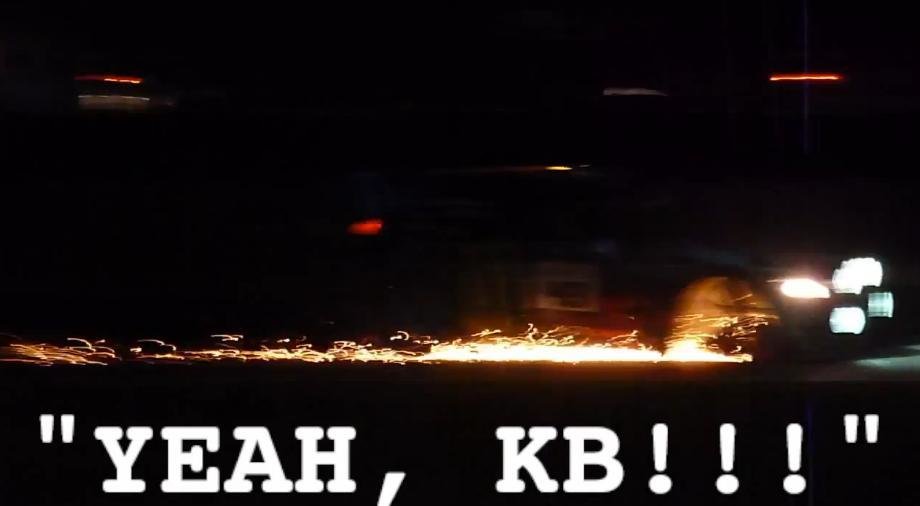Ken Block ne arata ce inseamna nebunia: raliu cu o roata lipsa Ken Block ne arata ce inseamna nebunia: raliu cu o roata lipsa