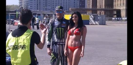 Ken Block prezinta Gymkhana la bord cu un fotomodel in bikini Ken Block prezinta Gymkhana la bord cu un fotomodel in bikini