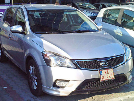 Kia Cee'd cu facelift, surprinsa necamuflata