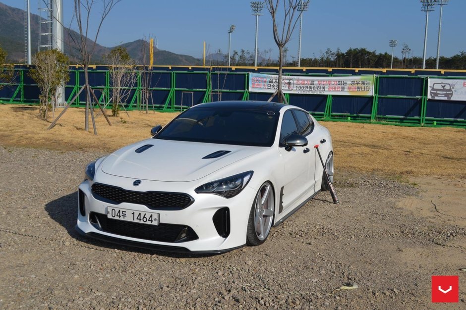 Kia Stinger cu jante Vossen