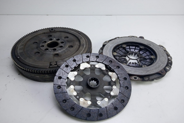 Kit ambreiaj cu volanta masa dubla BMW Seria 3 E46 [1997 - 2003]