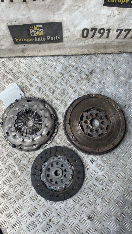 Kit ambreiaj cu volanta Volvo v40 2.0 D cod motor D5204T2 ,an 2011 cod 31256968 / 324042310