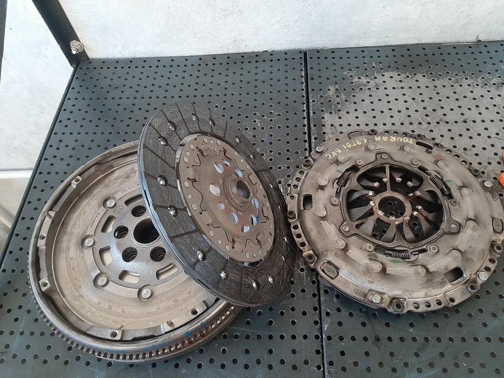 Kit ambreiaj volanta masa dubla 1.9 tdi bkc seat leon audi a3 8p vw touran golf 5 skoda octavia 2 323064110