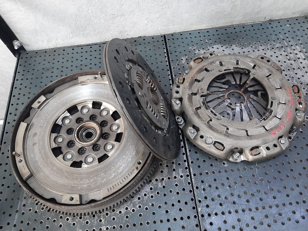 Kit ambreiaj volanta masa dubla 2.2 cdi 646963 mercedes c-class w203 disc 9 mm a0002529405