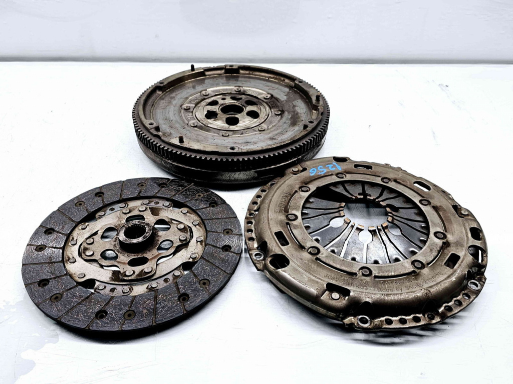 Kit ambreiaj volanta masa dubla Volkswagen Passat B6 Variant (3C5) [Fabr 2005-2010] OEM 1.6 TDI CAYC 77KW / 105CP