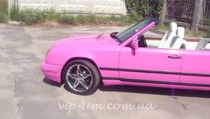 Kitsch tuning extrem: Limuzina Mercedes transformata in decapotabila si vopsita in roz