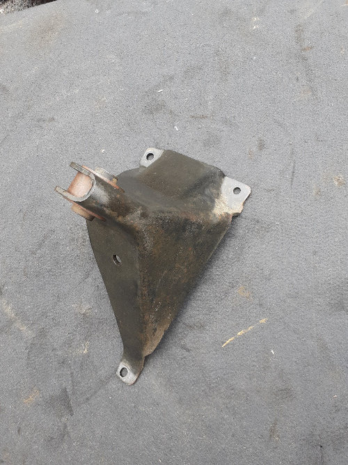 KJ1243 SUPORT DIFERENTIAL GRUP FATA CU O BUCSA JEEP CHEROKEE KJ 2001 ...2008 2.5 SI 2.8 5868473AD