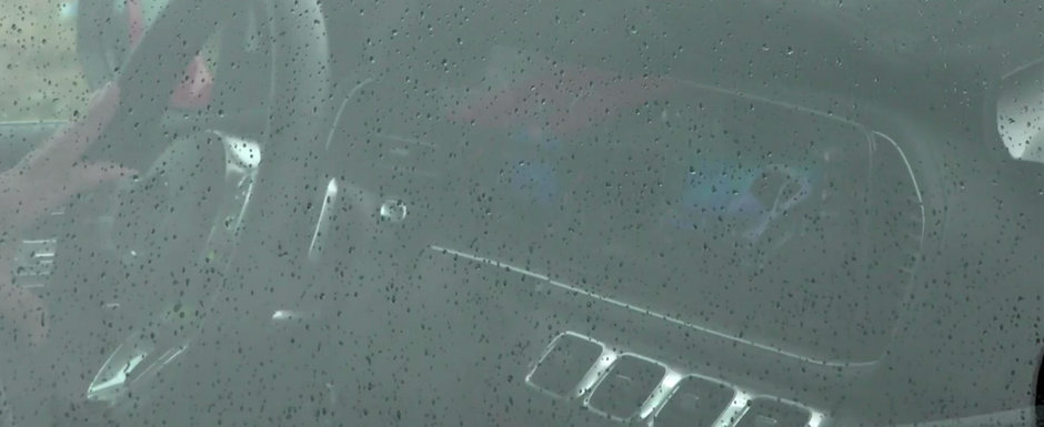 L-a prins la semafor si a profitat din plin de ocazie. Uite cum arata la interior noul Mercedes GLE! L-a prins la semafor si a profitat din plin de ocazie. Uite cum arata la interior noul Mercedes GLE!