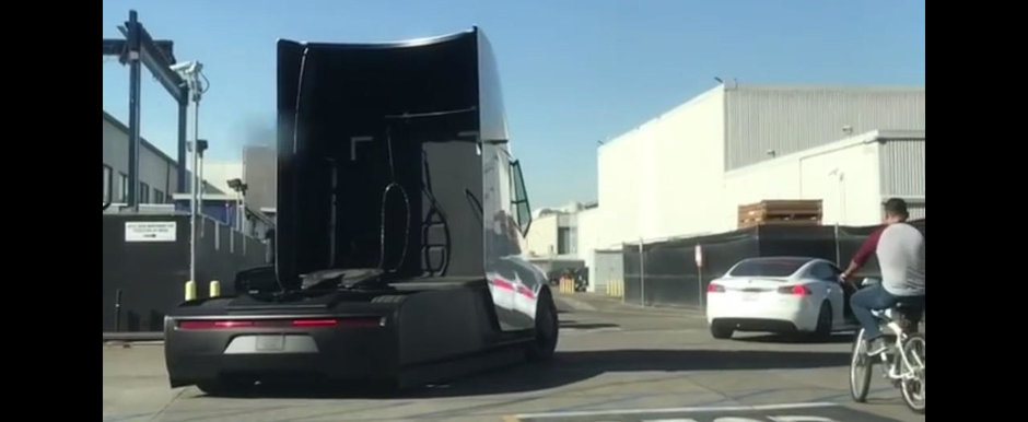 L-au surprins pentru prima oara pe strazi. Uite cum arata in persoana noul cap tractor de la Tesla L-au surprins pentru prima oara pe strazi. Uite cum arata in persoana noul cap tractor de la Tesla