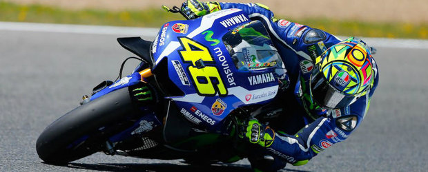 La finalul unei curse in care si-a aratat inca o data maiestria, Valentino Rossi ridica marele trofeu deasupra capului