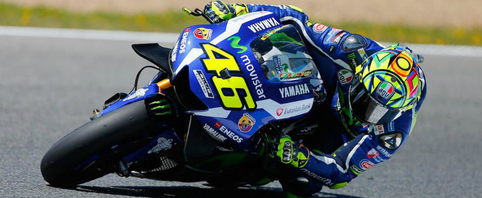 La finalul unei curse in care si-a aratat inca o data maiestria, Valentino Rossi ridica marele trofeu deasupra capului La finalul unei curse in care si-a aratat inca o data maiestria, Valentino Rossi ridica marele trofeu deasupra capului