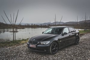 La un Bmw 320 e 90 de ce mi se taie aceleratia si parca mi-o franeaza ?