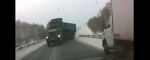 La un pas de accident: camion pierdut de sub control, evident, in Rusia